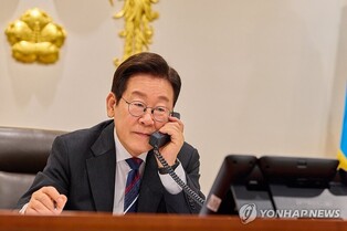 Lee's approval rating edges down to 54 pct: poll