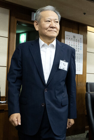 Ex-interior minister attends 1st hearing of trial over martial law