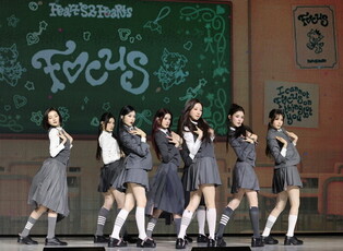 S. Korean girl group Hearts2Hearts