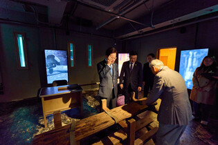 Lee visits former torture site