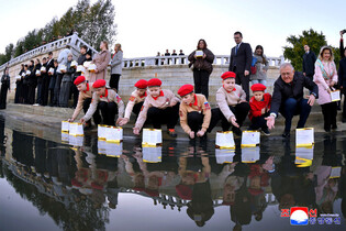 Russian students thank N. Korean soldiers