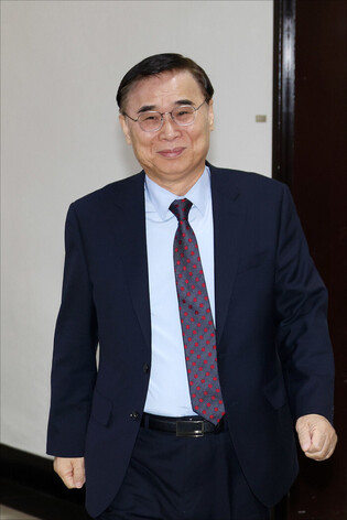 Spy chief at parliament