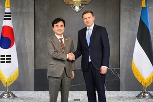 Defense chiefs of S. Korea, Estonia meet