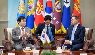 Defense chiefs of S. Korea, Estonia meet