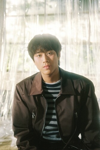 Singer-songwriter Lee Mujin expands into producing