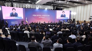 Lee attends town hall meeting