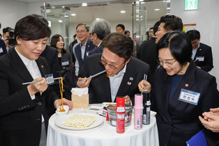 PM tastes hot chicken-flavored instant noodles
