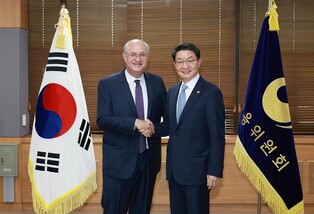 Financial regulator chief meets IDB president