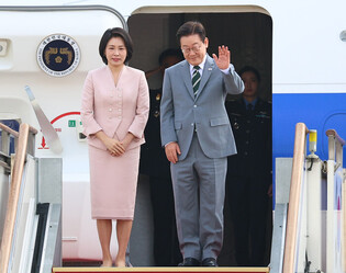 Lee departs for ASEAN summit