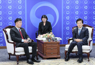 Unification minister meets Vietnamese envoy