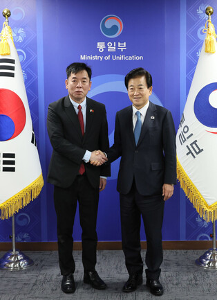 Unification minister meets Vietnamese envoy