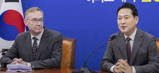 Opposition leader meets British envoy