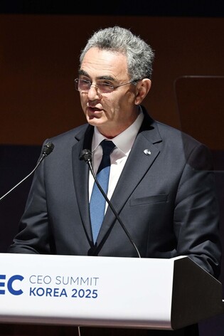 GS1's chief at APEC CEO Summit