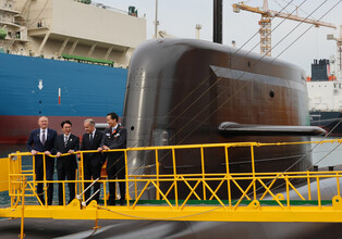 Canadian PM visits Hanwha Ocean's shipyard