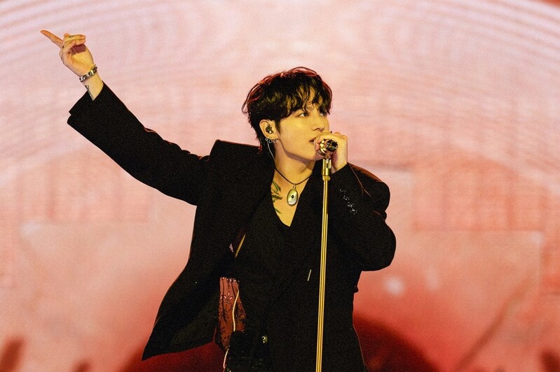BTS 진, 인천서 솔로 투어 피날레…제이홉·정국과 한 무대도