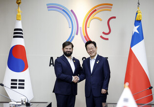 Lee holds summit with Chilean leader