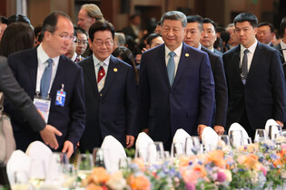 Lee attends APEC summit dinner