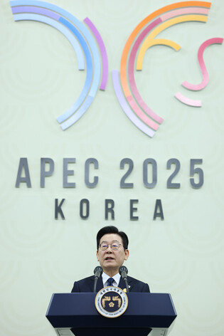 Lee holds press conference