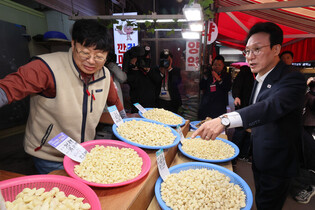 Prime minister visits traditional market