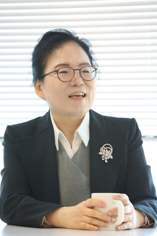 Cartoonist Shin Il-sook gives interview