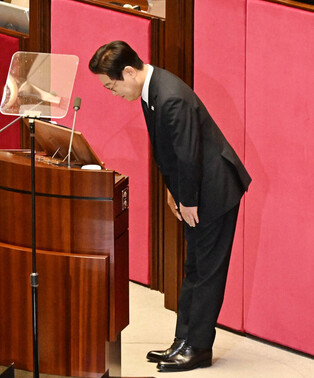 Lee gives budget speech