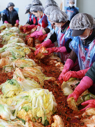 Kimchi-making charity event