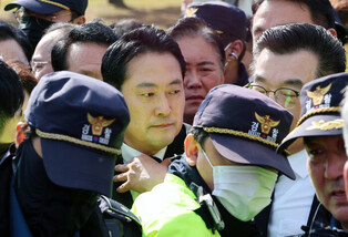 Opposition leader blocked from pro-democracy fighters' cemetery