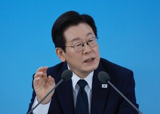 Lee attends debate on how to nurture scientists, engineers