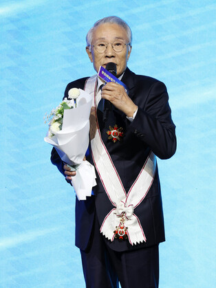 Novelist Hwang Sok-yong awarded nation's highest cultural honor