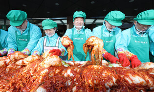 Kimchi-making charity event