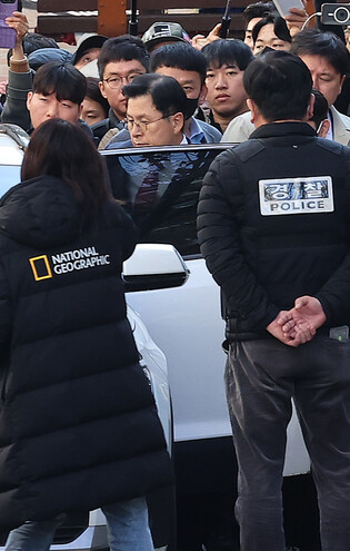 Special counsel team detains ex-PM Hwang