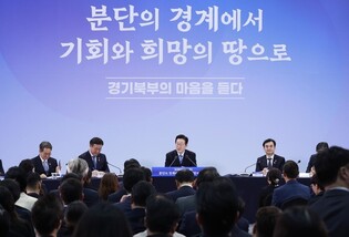 Lee attends town hall meeting