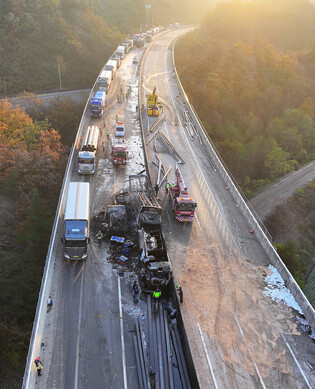 Expressway pileup in southeastern S. Korea
