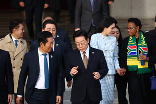 Lee embarks on 4-nation swing to Middle East, Africa