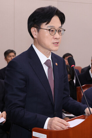 Industry minister at parliamentary session