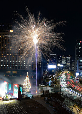 Christmas tree lighting