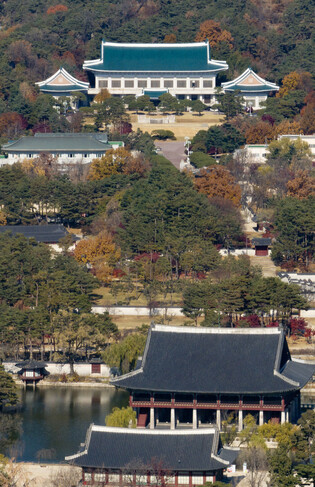 Relocation of presidential office to Cheong Wa Dae