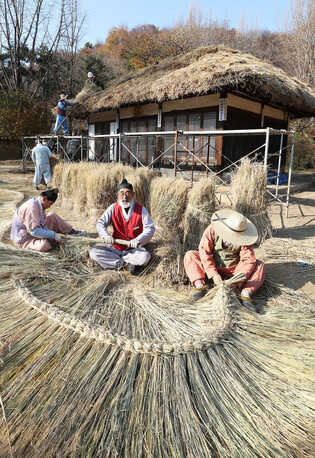 Remaking thatched roof for winter
