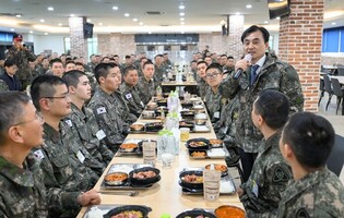 Defense chief visits Army boot camp