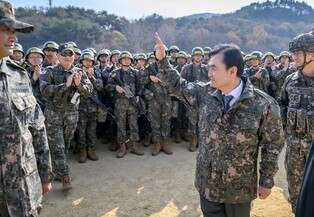 Defense chief visits Army boot camp