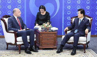 Unification minister meets Polish envoy