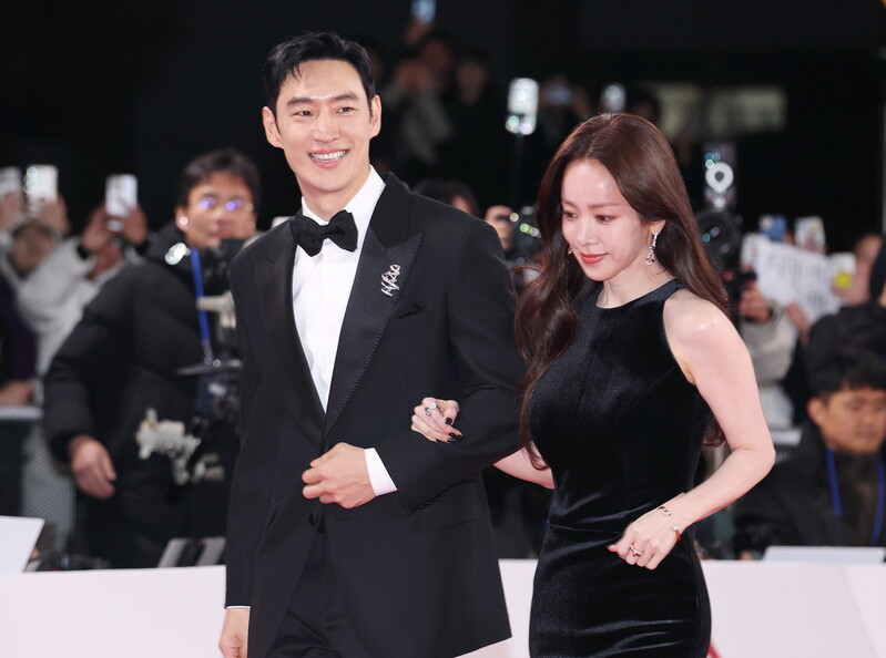 Red Carpet Photos from 2025 Blue Dragon Film Awards