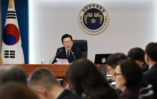 Lee meets secretaries