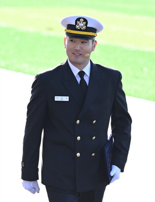 Samsung Electronics chair's son commissioned as Navy officer