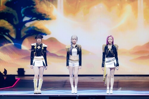 MAMA Awards proceeds in subdued mood after Hong Kong fire, recreates scenes from 