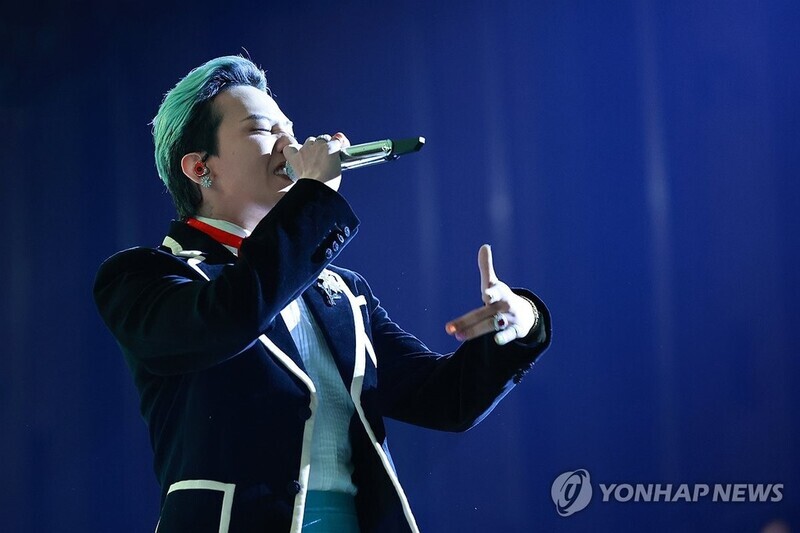 (LEAD) G-Dragon named Artist of the Year at 2025 MAMA Awards