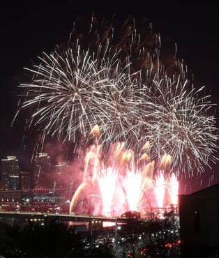 Fireworks launched for 40th founding anniv. of Hanhwa Eagles