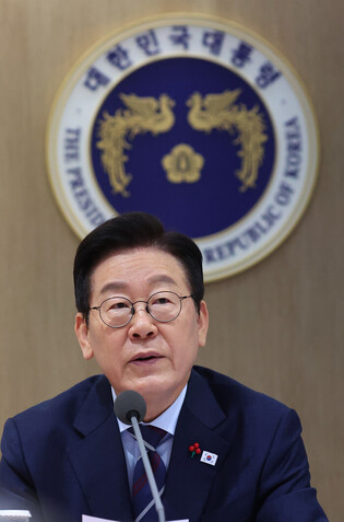 Lee attends Cabinet meeting