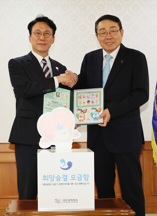 Prime minister given Christmas seals