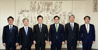 Lee meets legislative, judiciary, administrative leaders